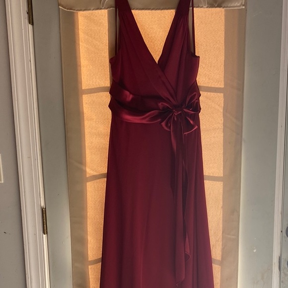 Evan Picone Dresses & Skirts - Elegant Burgundy Sleeveless Dress